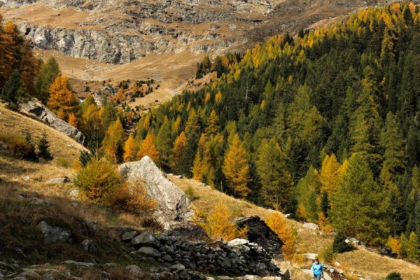 Auf der Via Spluga durch eine enge Schlucht zum Splügenpass