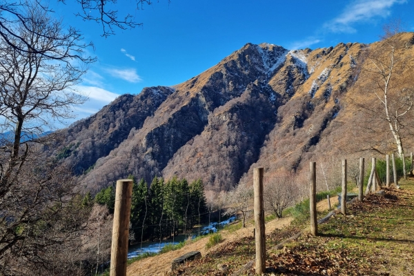 Da Breno a Breno passando per lo Zottone, fra grandi maschere che ci osservano e vecchie miniere di ferro.