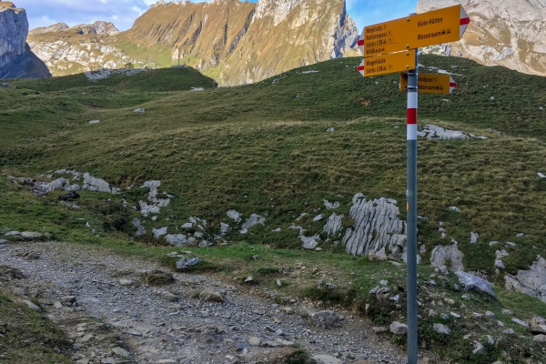 Hoch über dem Seealpsee auf den Säntis