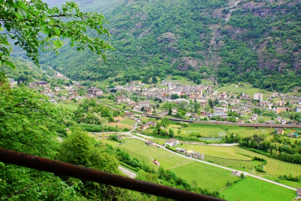 Den Kirchen folgend über dem Valle Leventina 