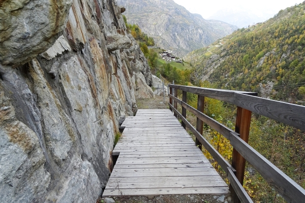 Vue plongeante dans la vallée de Saas