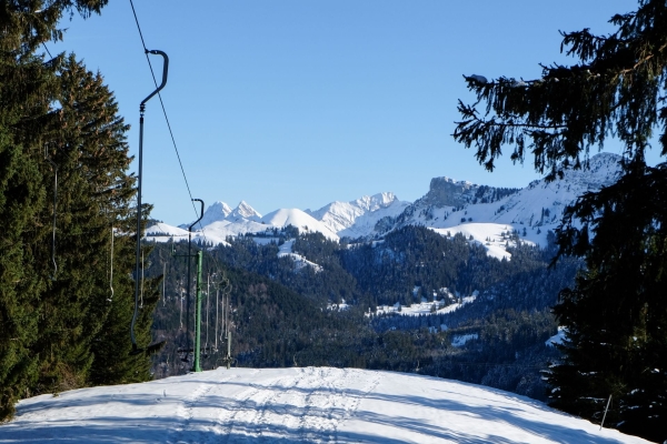 En Raquettes dans un domaine skiable fribourgeois