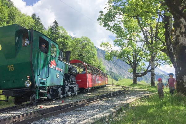 En surplomb du lac de Brienz