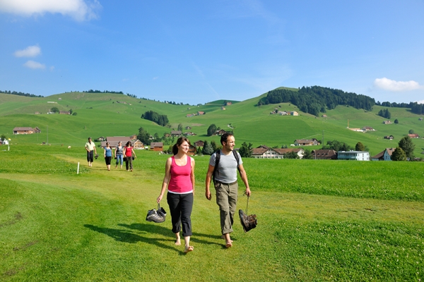 Passeggiando lungo il sentiero a piedi nudi