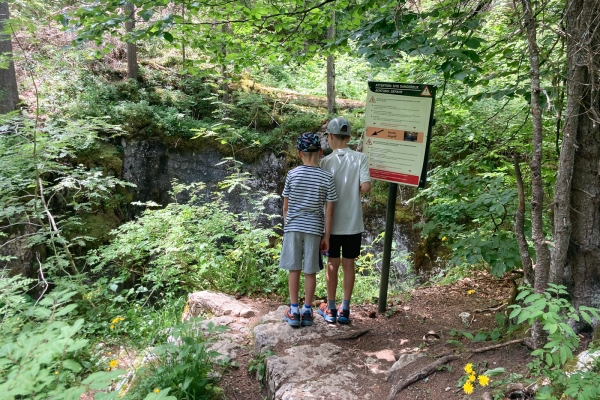 Coole Höhle im Val de Travers