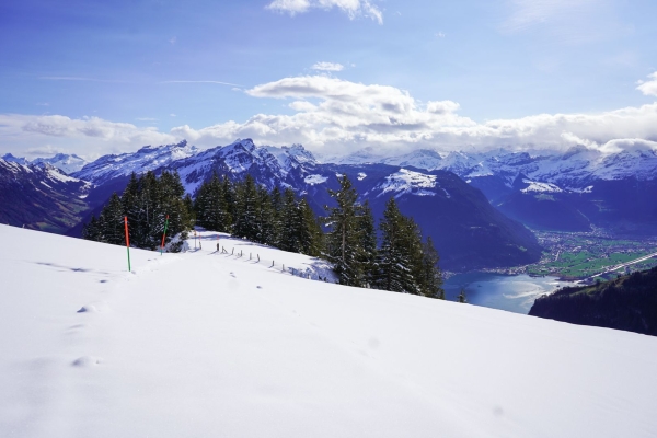 Leichte Schneeschuhwanderung auf dem Niederbauen