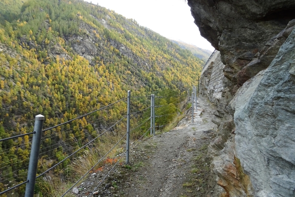 Vue plongeante dans la vallée de Saas