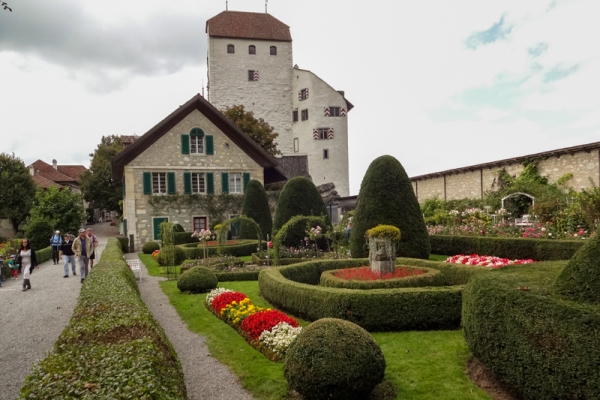 Von einem Schloss zum anderen