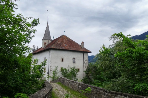 Entlang der Saane und umgeben von den Freiburger Voralpen