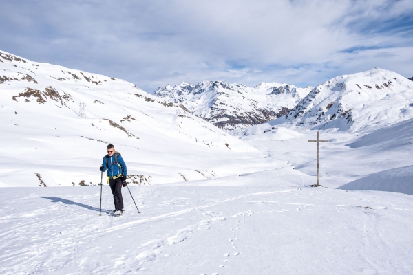 Chemins romains enneigés vers le col