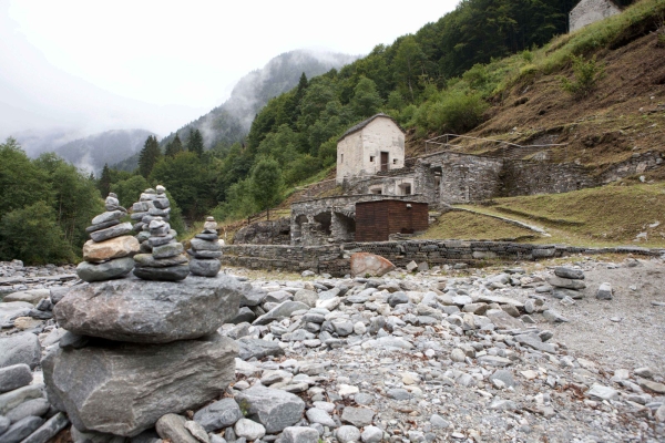 Randonnée dans la Vallée Onsernone: forêts et ruines tessinoises