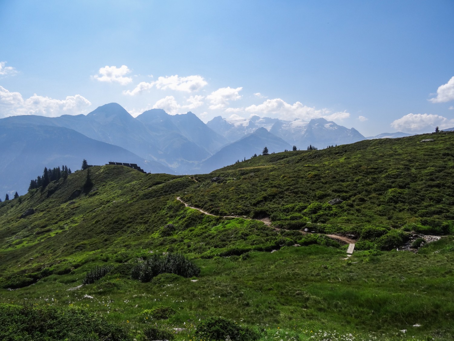 Der Bergwanderweg verläuft zunächst ziemlich flach.