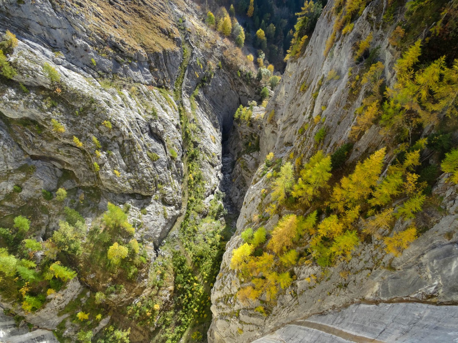 Un petit avant-goût: la vue depuis le barrage. Photo: Vera In-Albon