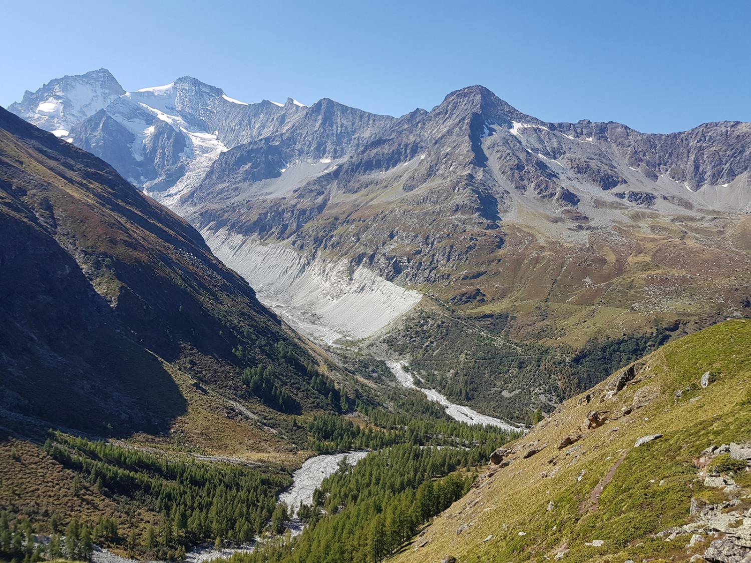 Vue d’en haut, la rivière Navisence ressemble à un long serpent sortant directement de la montagne.