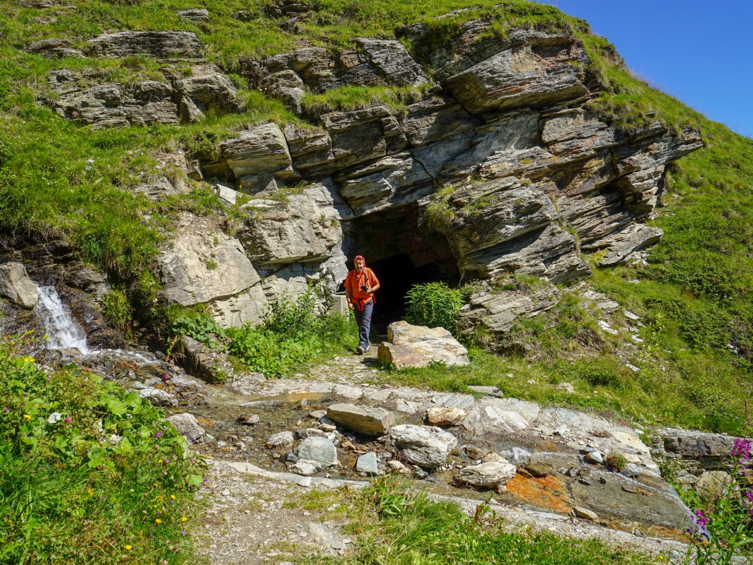 Der Wanderweg führt auch durch zwei Tunnels. Bild: Fredy Joss