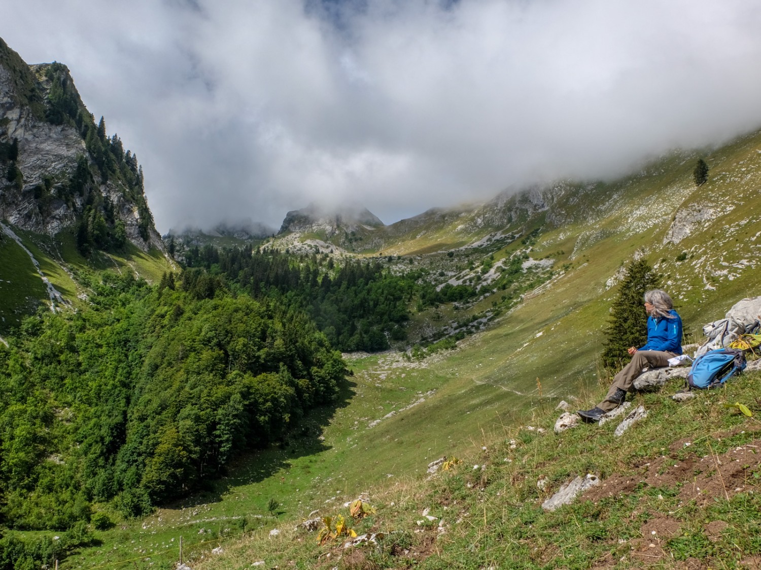 Après une courte pause, le chemin passe en contrebas du Vanil des Artses en direction de L’Urqui. Photo: Elsbeth Flüeler