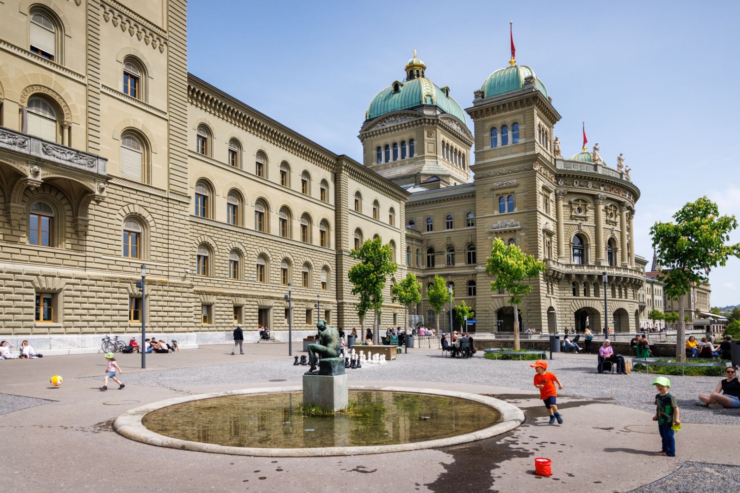 Trotz Skepsis des Architekten wurde auch das Bundeshaus teilweise aus Berner Sandstein erbaut.