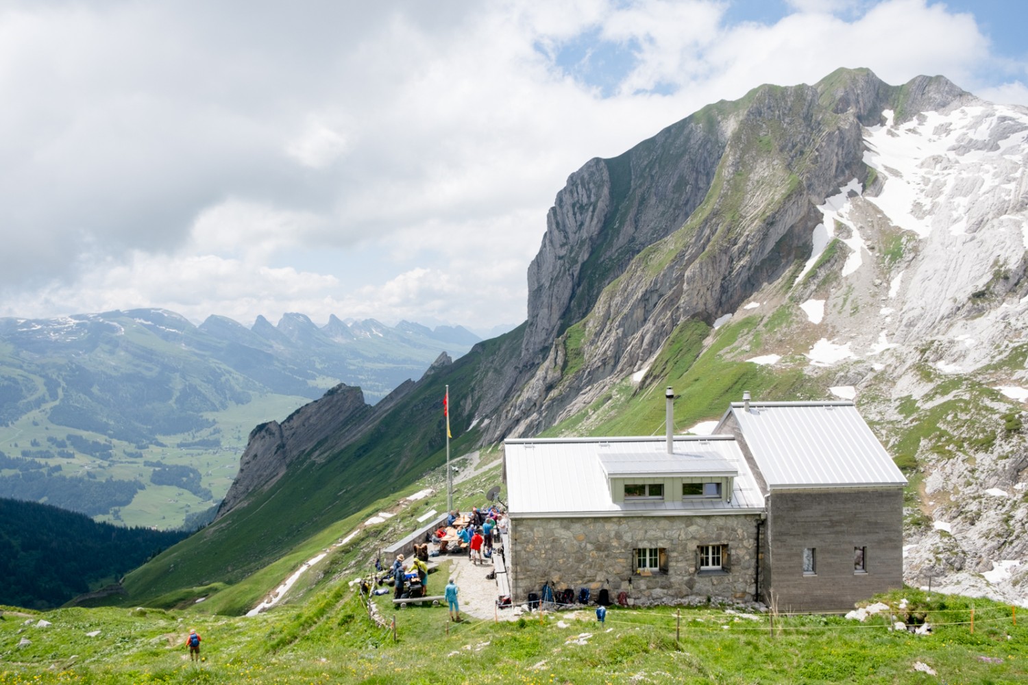 Von der Terrasse der Zwinglipasshütte geniesst man eine gute Aussicht auf die majestätischen Churfirsten.