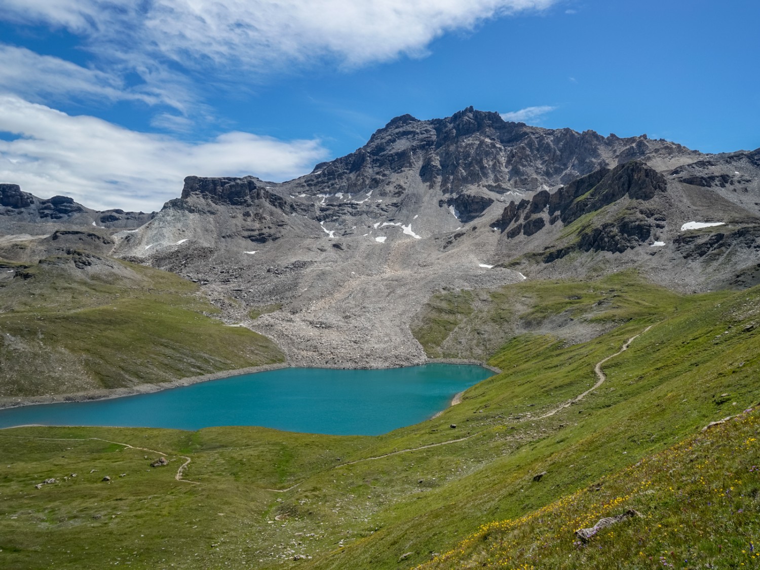 Le lac de Lona en contrebas du Sasseneire. Photo: Fredy Joss