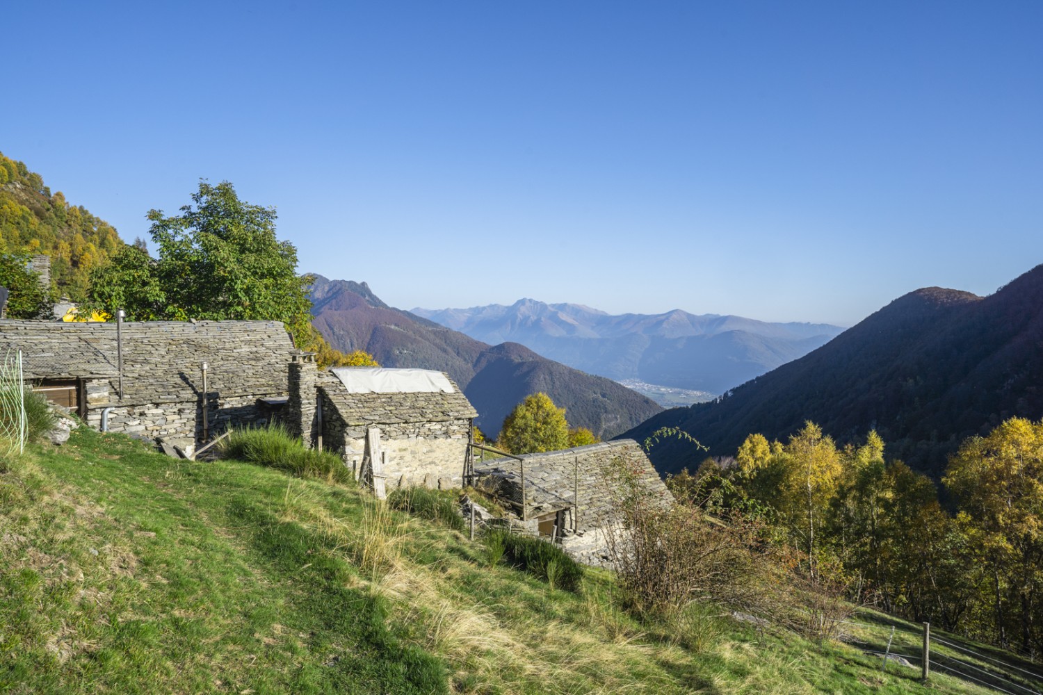 Im Abstieg nach Mergoscia kommt man bei verschiedenen Weilern vorbei. Einige der Alpbetriebe verkaufen selbst produzierten Käse. Bild: Wanderblondies