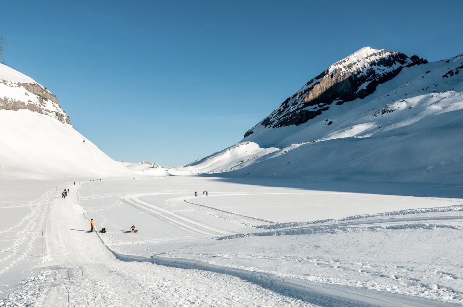 Sur le plateau du lac Daubensee, sous le Chli Rinderhorn, il y a suffisamment de place pour les randonneurs et les skieurs de fond. Photo: Fredy Joss