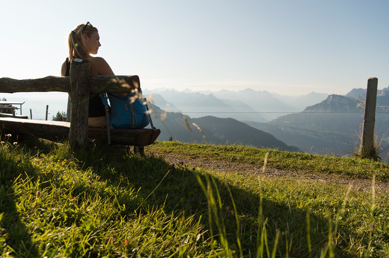 Zahlreiche Bänkli und Restaurants machen diese Wanderung gemütlich.