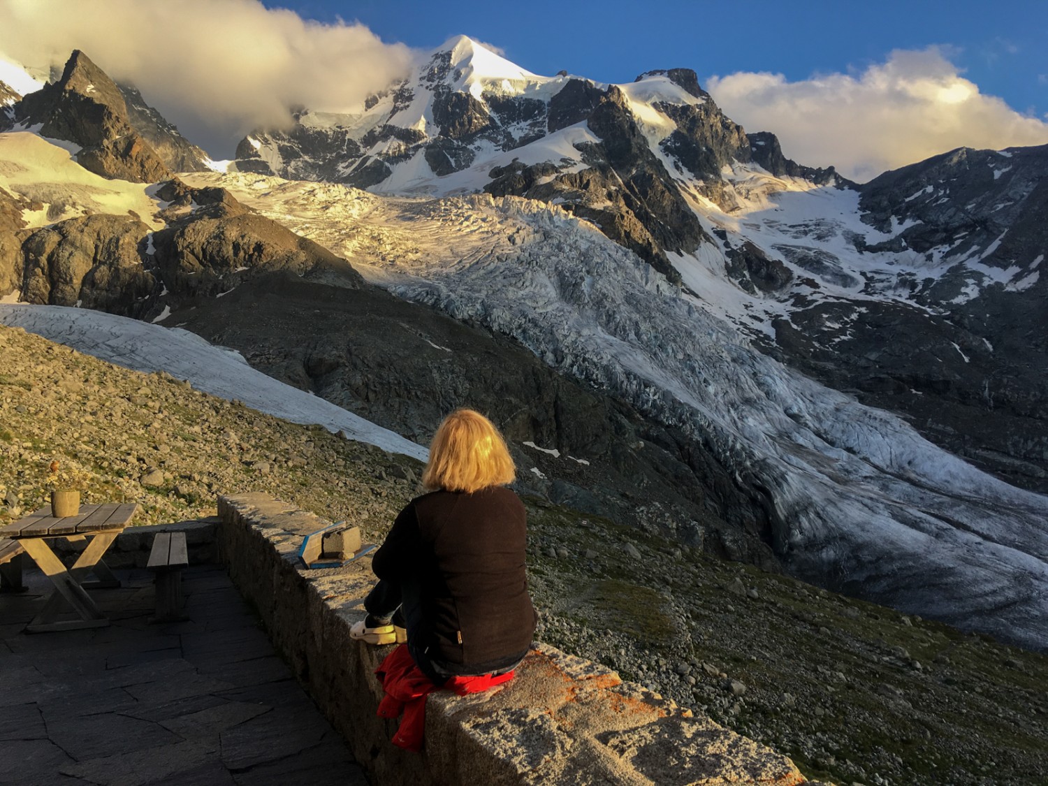 Fin de journée devant la Tschiervahütte. Photo: Claudia Peter