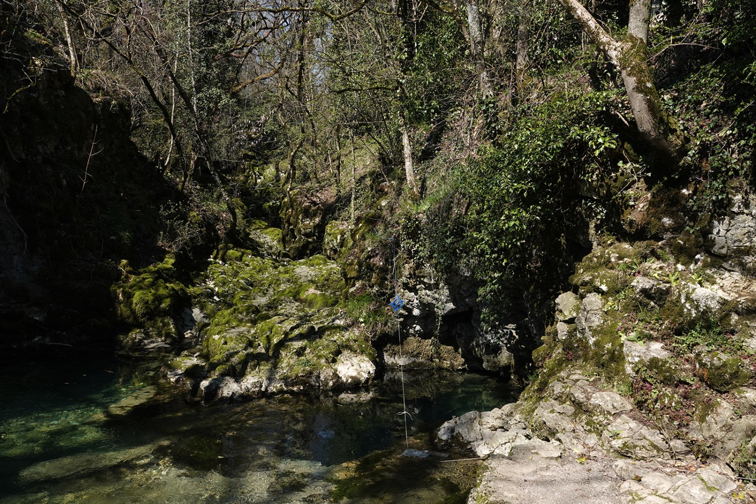 L’eau sort du Chauderon par un puits d’une profondeur de 13 mètres.