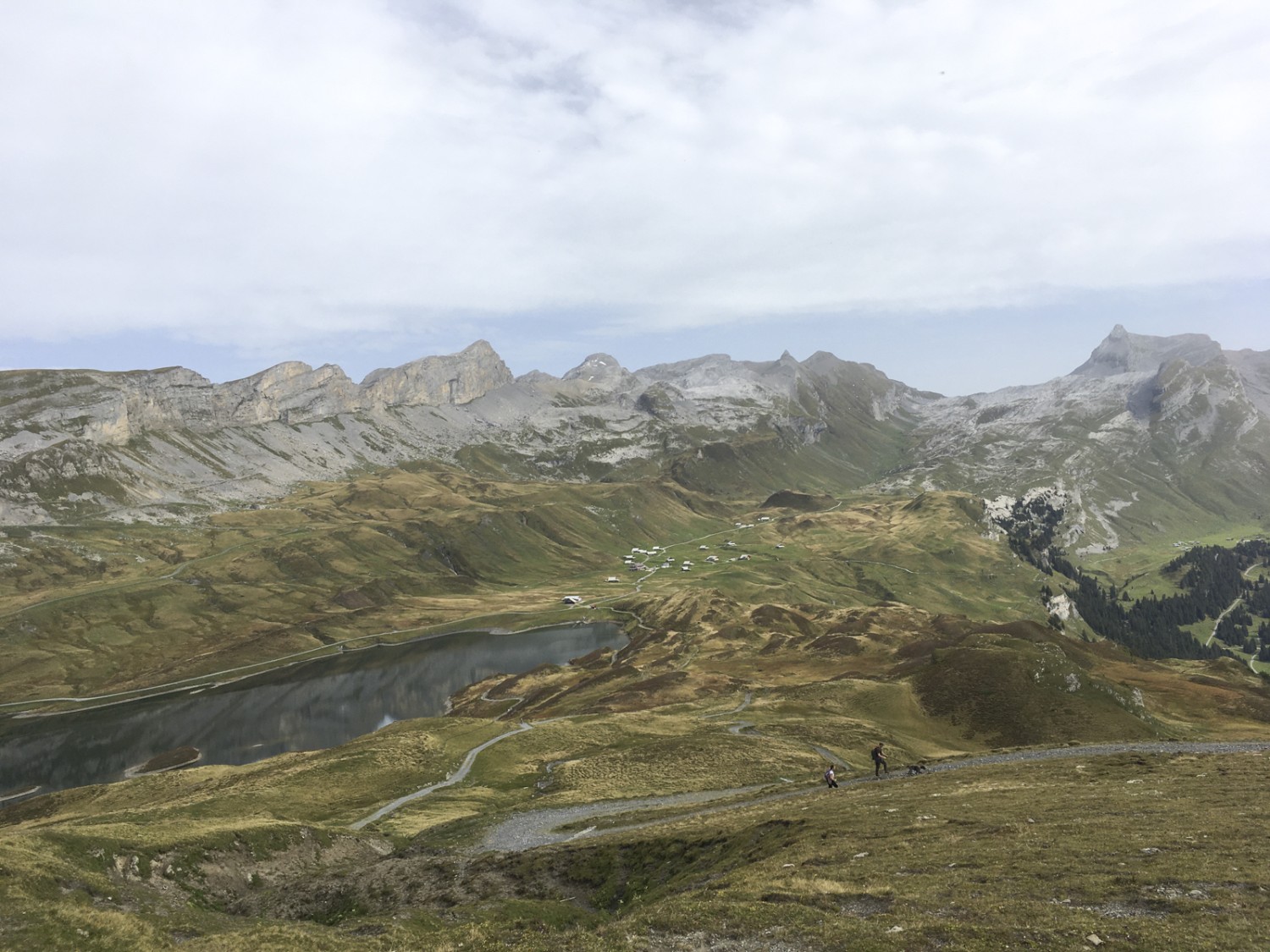 Belle vue sur le Tannensee, avec l’Engstlenalp tout au fond, dans le cirque. Photo: Jürg Steiner

