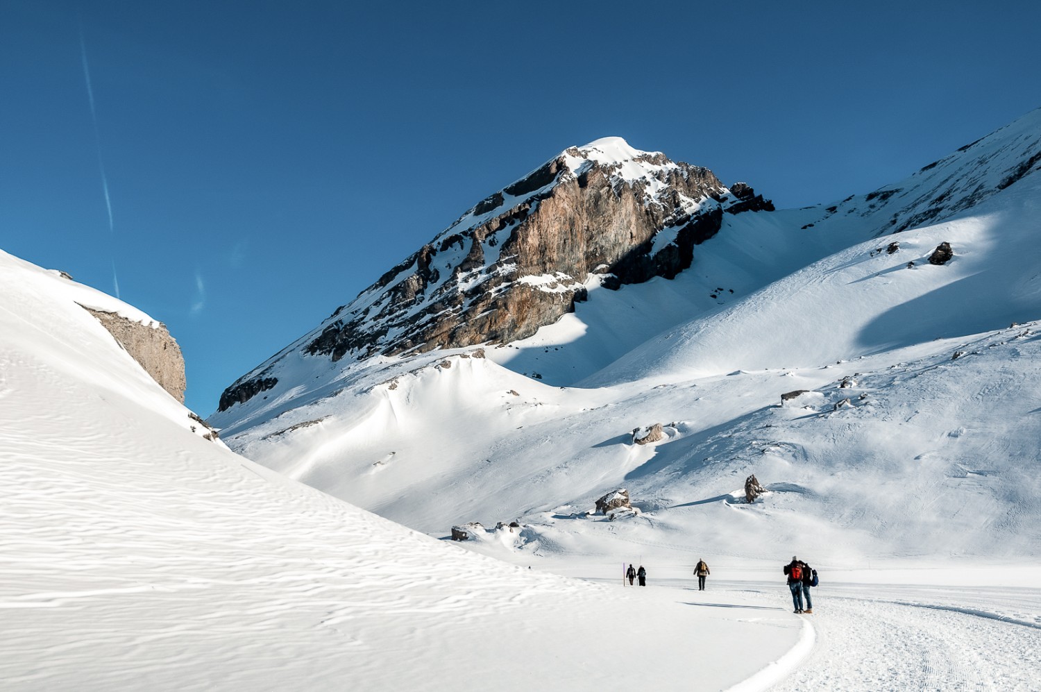 Au bout du Daubensee, le sentier s’engage dans un passage étroit sous le Chli Rinderhorn. Photo: Fredy Joss