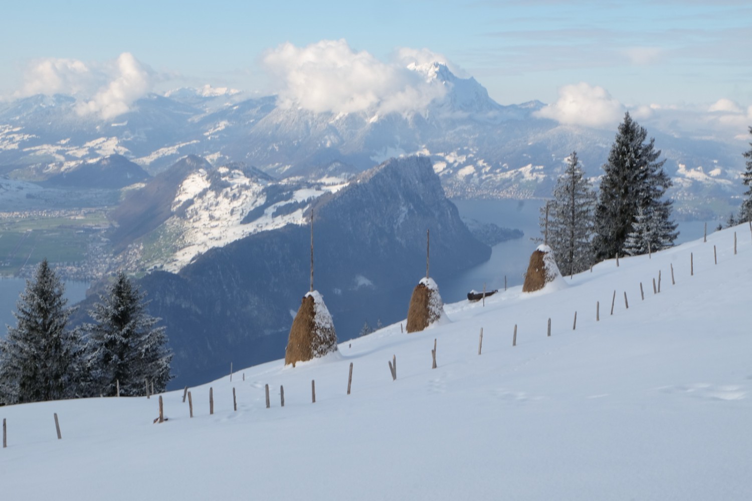 Le parcours en raquettes traverse des alpages enneigés.