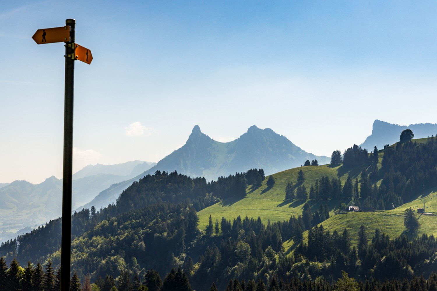 Von La Chaux Dessous aus geniesst man eine fantastische Aussicht auf die Dent de Broc, die Dent de Chamois und die Dent du Bourgo. Bild: Severin Nowacki