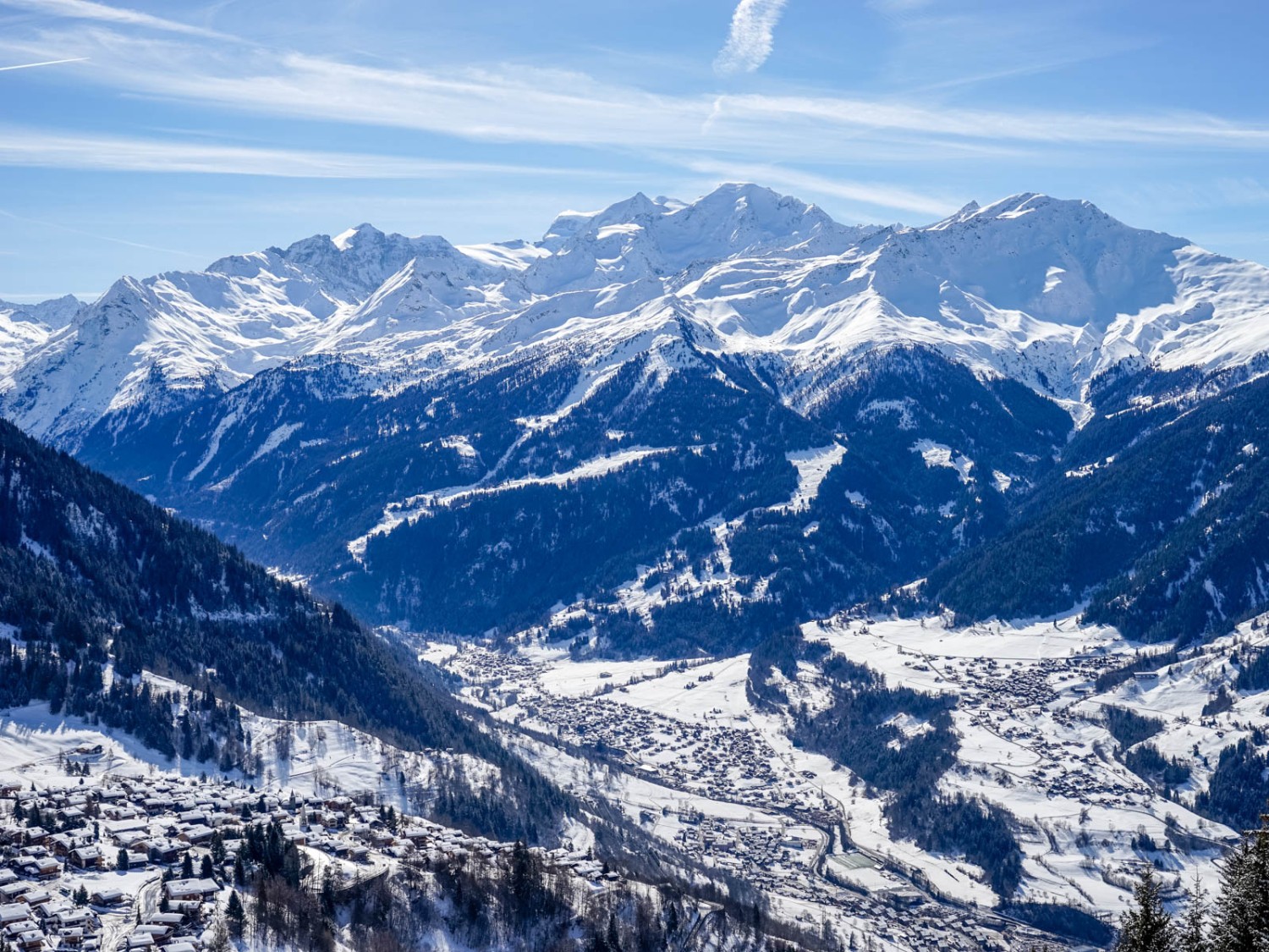 Weitsicht über das Val de Bagnes zur Grand-Combin-Gruppe.