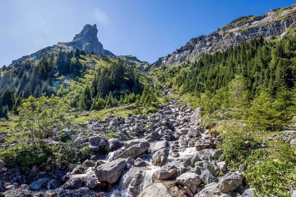 Blick zurück. Dem Chantbach entlang steigt man ab ins Soustal. Bild: Daniel Fleuti