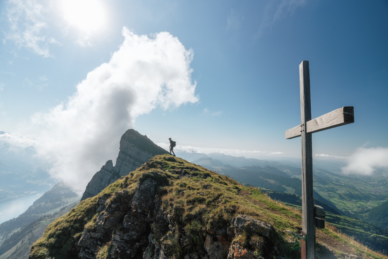 Das Gipfelkreuz mit dem Blick auf den Brisi und den Walensee. Bild: Jon Guler