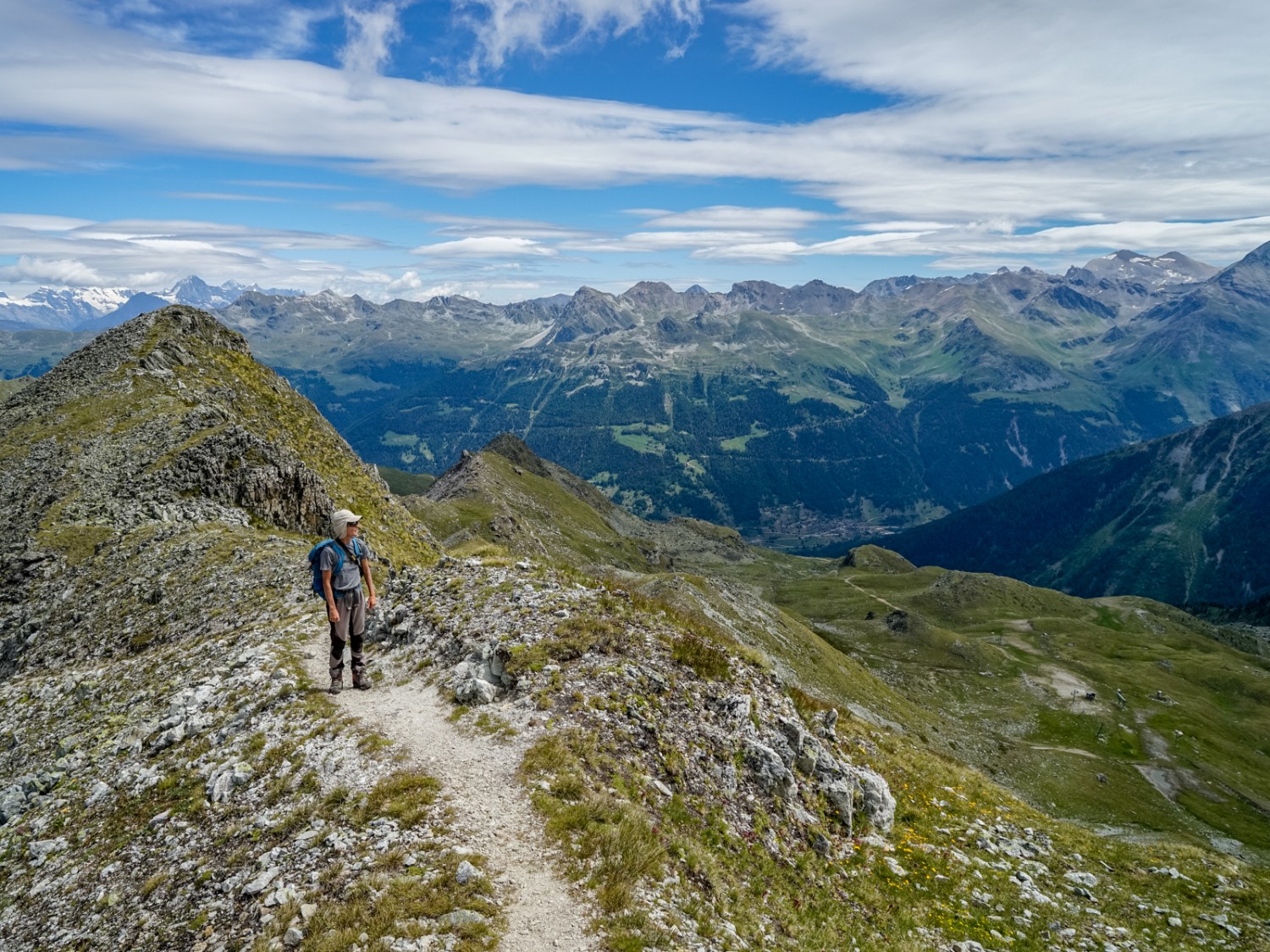 La montée vers le col des Becs de Bosson avec vue sur le Val d’Anniviers. Photo: Fredy Joss