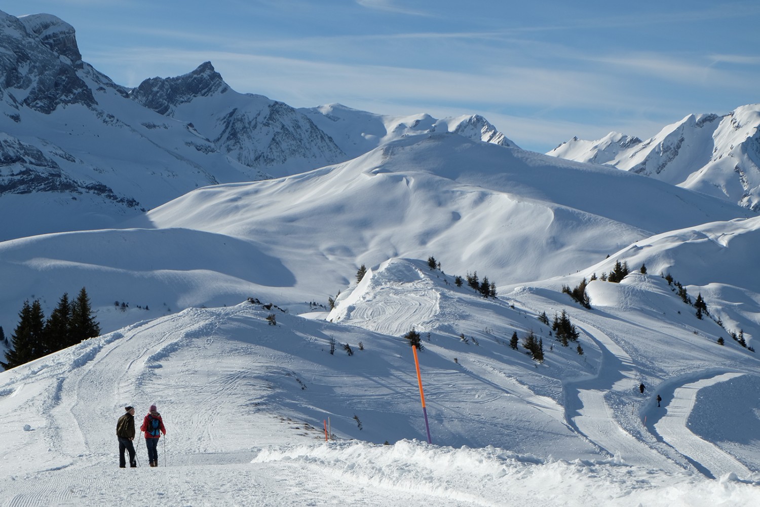 Auf dem Winterwanderweg zum Leiterli. Mit Sicht auf die Berge im Westen. Bilder: Elsbeth Flüeler