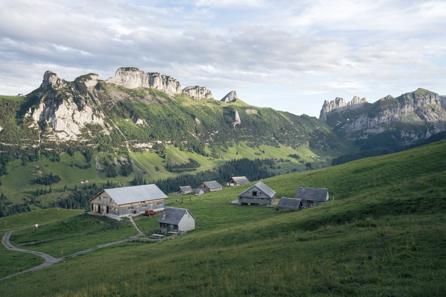 L’Alp Sigel avec le Chrüzberg et le Stauberenkanzel au couchant.
Photo: Jon Guler