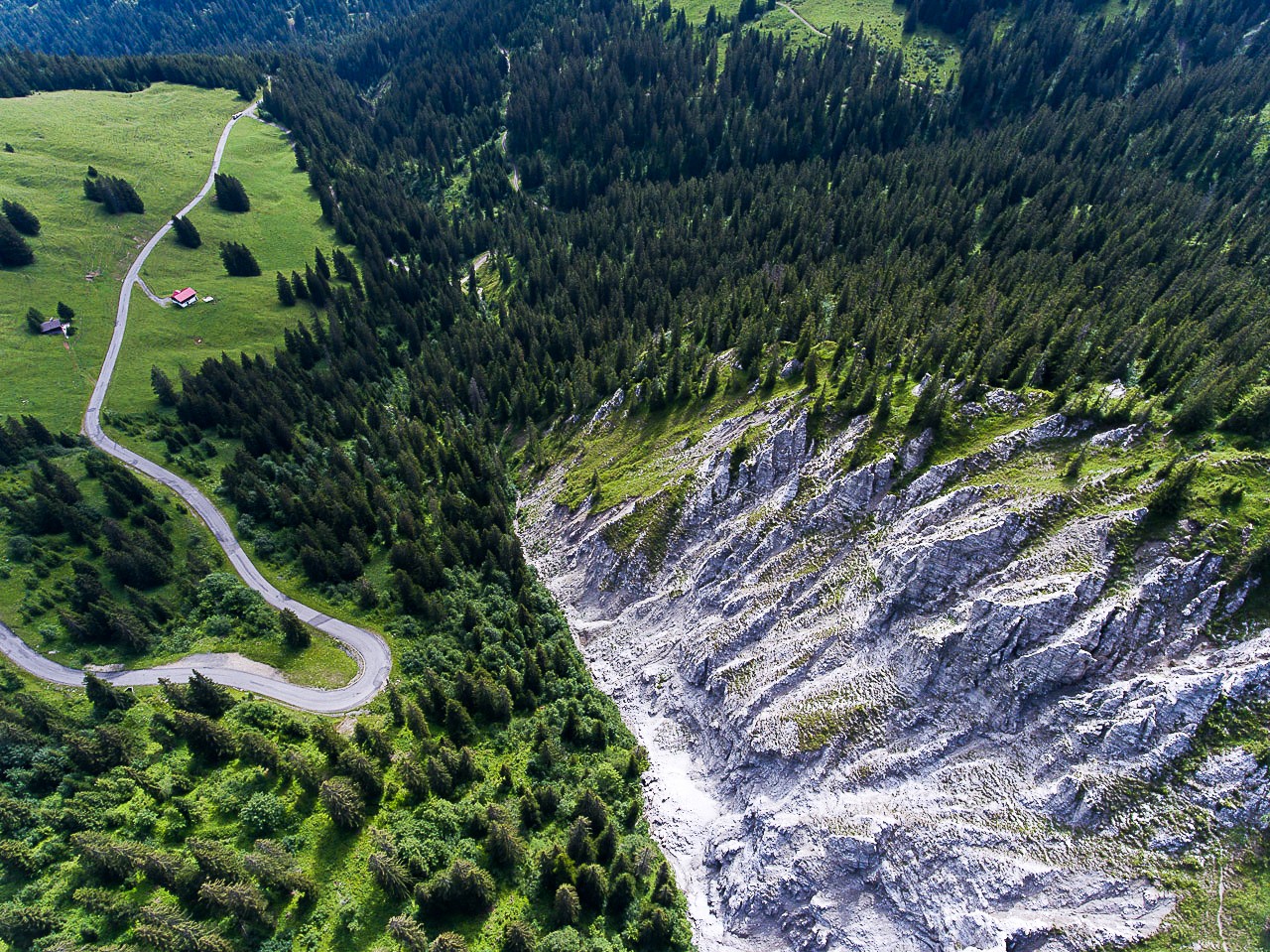 Nahe dem Col de la Croix liegen die Gipspyramiden. Bild: zvg