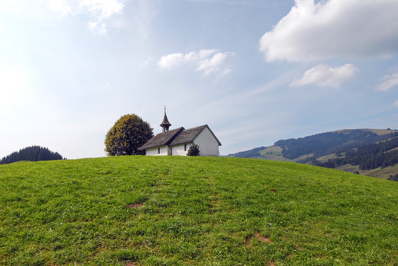 La chapelle Saint-Garin au Pré de l’Essert (Val-de-Charmey) est la propriété des moines cisterciens de l’abbaye de Hauterive, près de Fribourg.