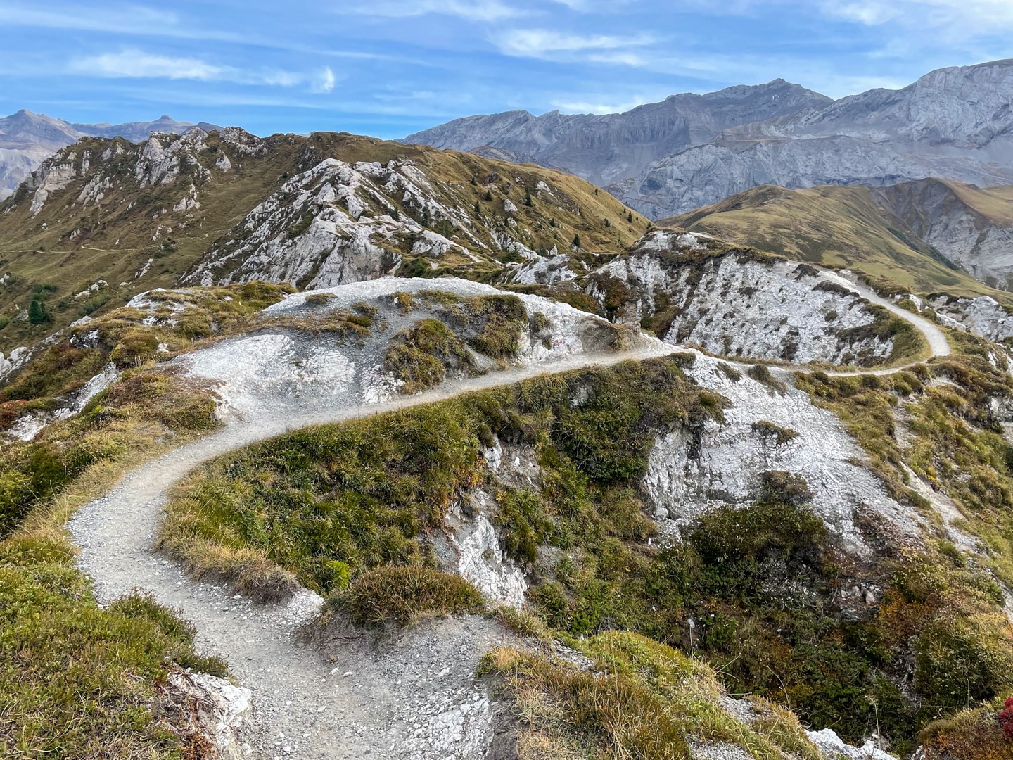 Le chemin serpente à travers les dolines. Photo: Rémy Kappeler