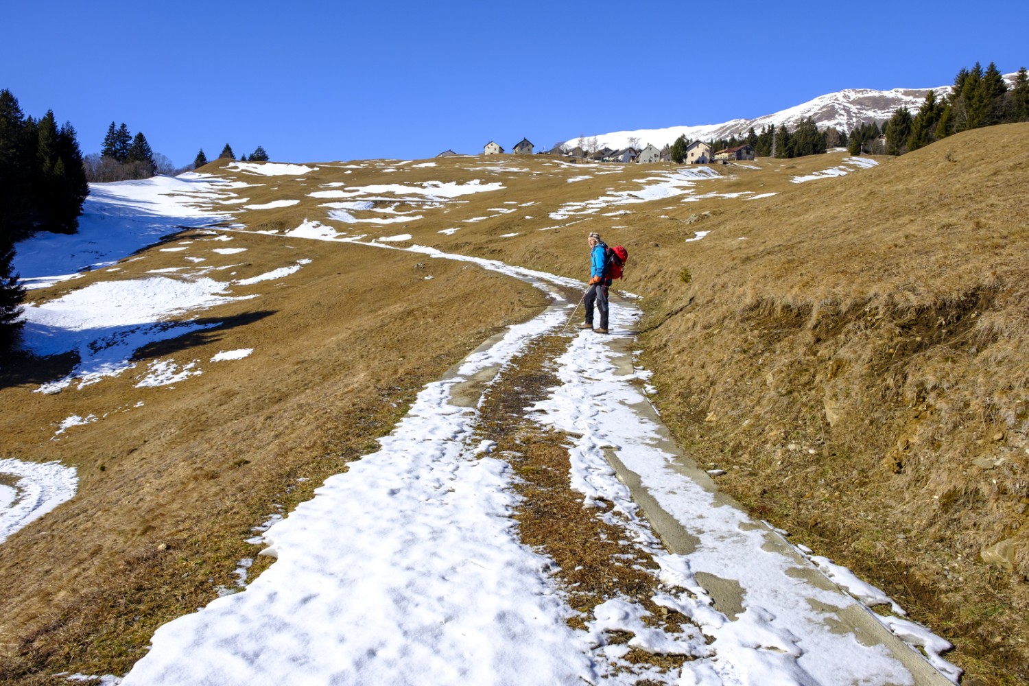 La salita a Dötra: non c’era neve durante la ricognizione nell’inverno 2022. Foto: Iris Kürschner