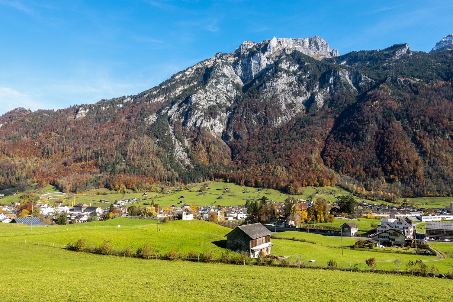 Vue depuis la région de Leimen sur Ennenda et le Schilt.