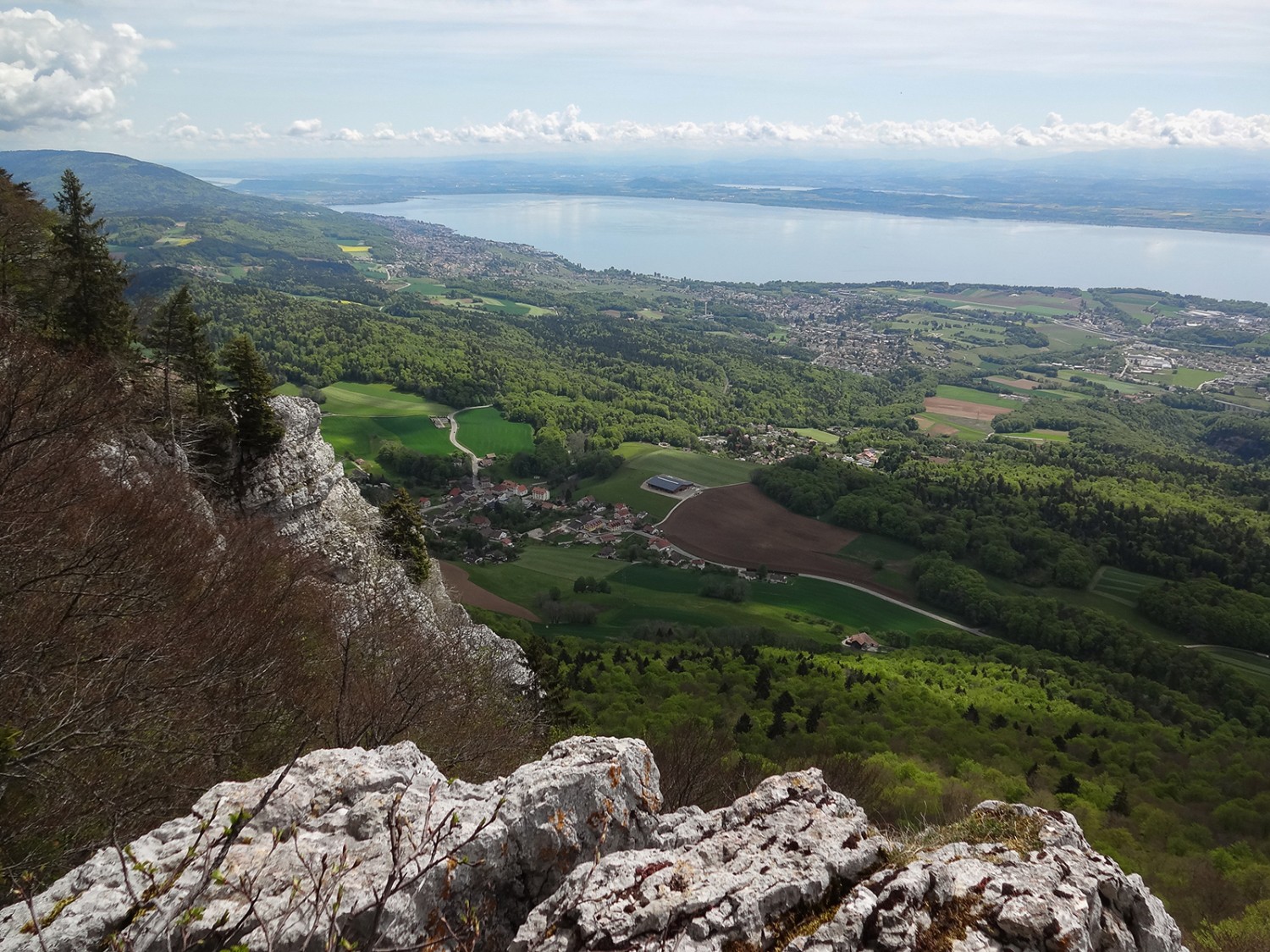 Vom Rocher de Tablettes bietet sich ein herrlicher Blick auf den Neuenburgersee. Bilder: M. Halaba