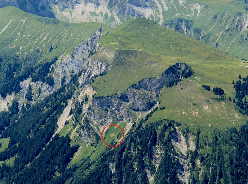 Von Weitem sichtbar: Das Schweizer Kreuz gehört einfach zur Lenk, seit 20 Jahren schon. Bilder: Elsbeth Flüeler