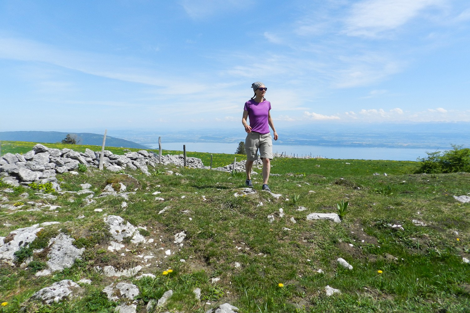 Vom Mont Racine reicht der Blick bis weit über den Neuenburgersee hinaus. Bilder: Patricia Michaud
