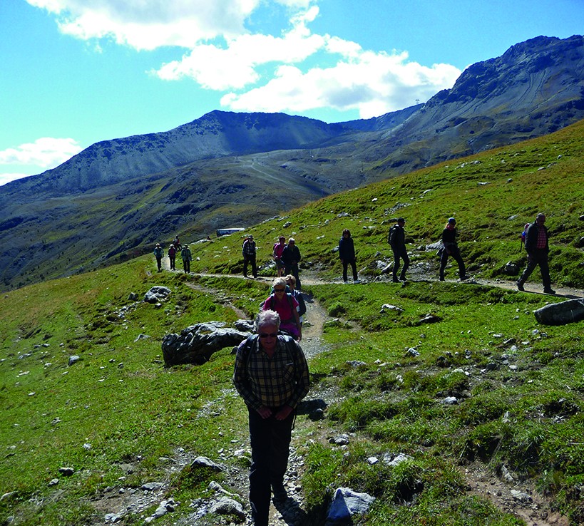 Wanderschar kurz nach der Parsennhütte. 
Bilder: Werner Forrer