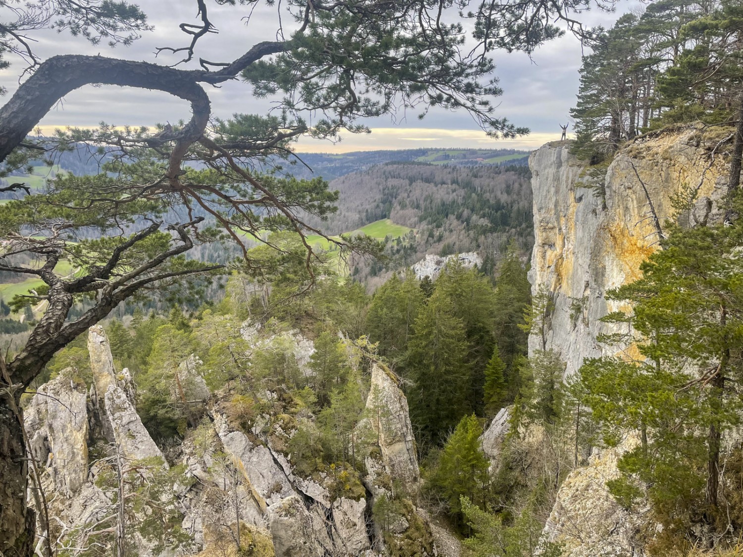 Au Château Cugny, les parois rocheuses sont très escarpées. 