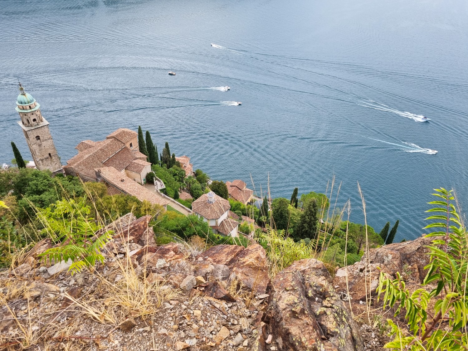 Ginocchia doloranti: alla vista dall’alto su Morcote e dopo la discesa dei 1000 gradini. Bild: Nathalie Stöckli