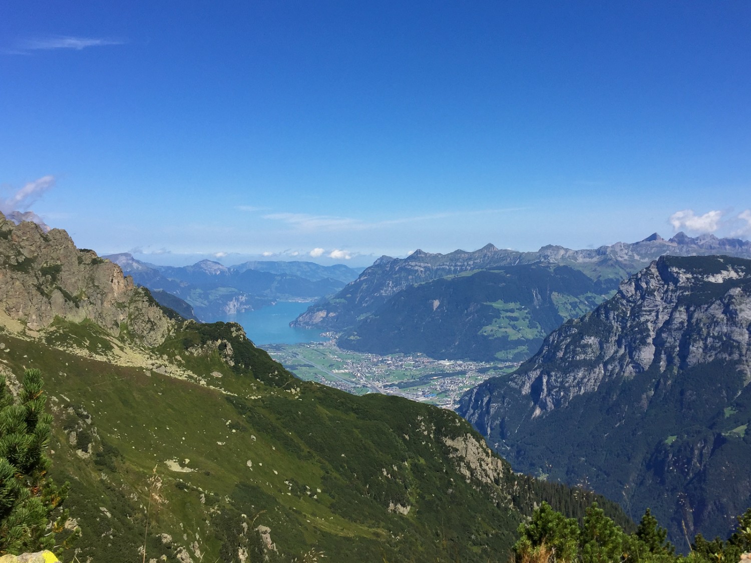 Aussicht vom Sunniggrat bis zum Urnersee. Bild: Vera In-Albon